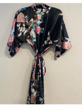 Kim + Ono Peackock floral satin kimono robe